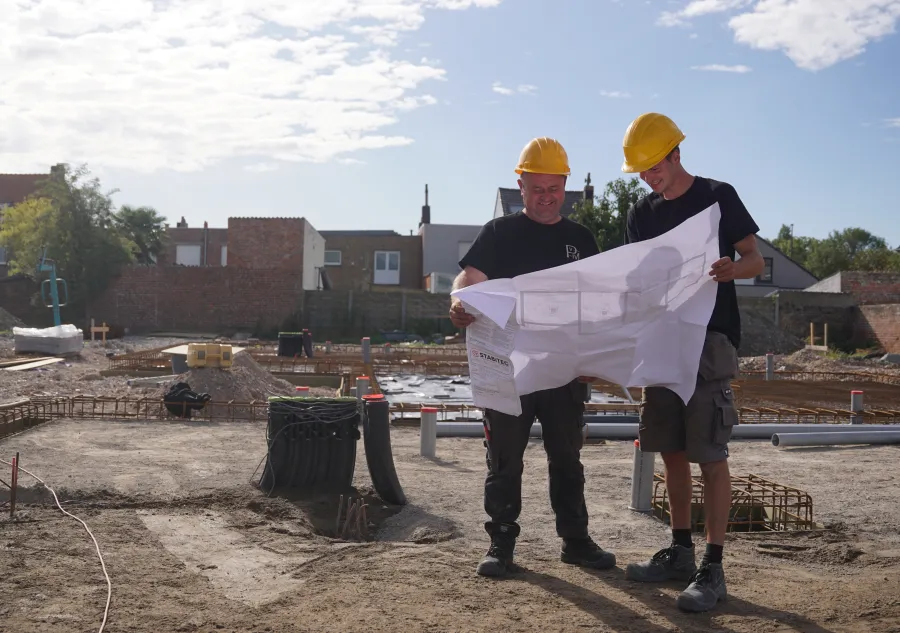 werkmannen plan bekijken bouwwerf