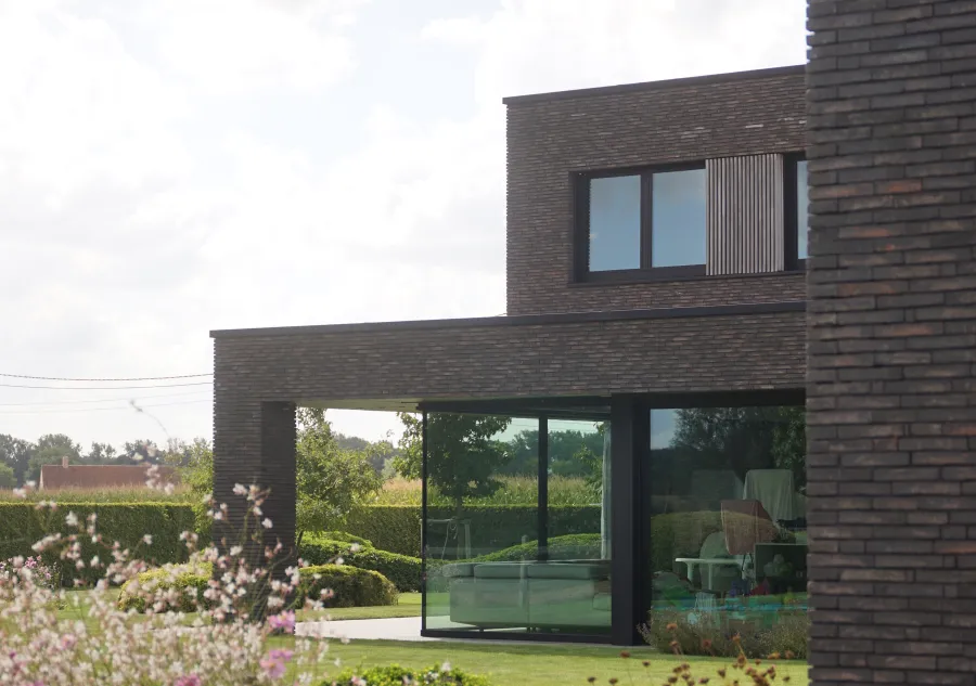 zijgevel raam facade donker metselwerk tuin