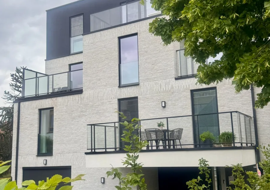 achtergevel appartementsgebouw facade tuin