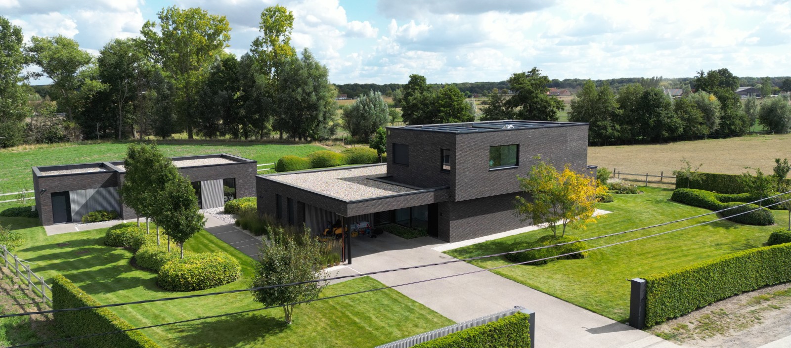 foto woning bijgebouw tuin metselwerk donkere facade Hertsberge