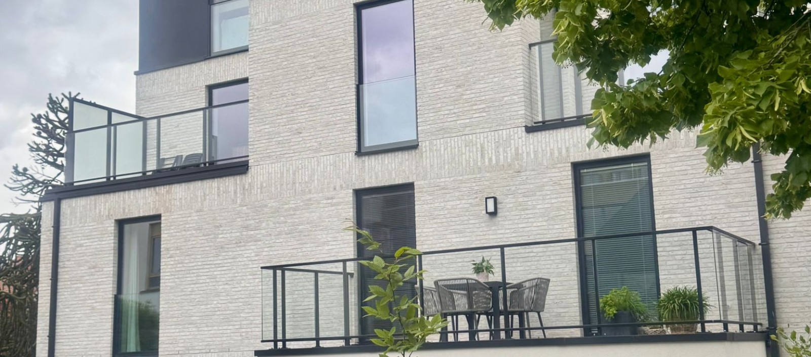 achtergevel appartementsgebouw facade tuin