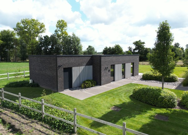 bijgebouw metselwerk facade tuin hout